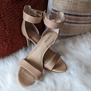 NWOT Gianni Bini Women's Nude Strappy 3” Heel Buckle Closure Size-8